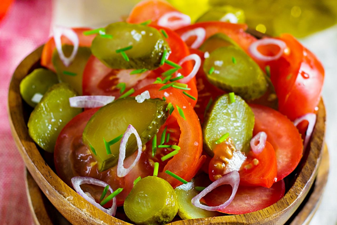 Ta sałatka to hit do obiadu w moim domu. Nie tylko smak, ale i domowe probiotyki dla jelit