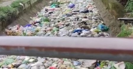 "Śmieciowe tsunami" zalewa Indonezję. Przerażające wideo obiega świat
