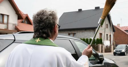 Ofiary, stypendia, dotacje. Ile zarabiają księża?