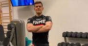 Fame MMA 9. Zna się na dźwiganiu ciężarów, a jak będzie z MMA? Kim jest Paweł "Ponczek" Sikora?