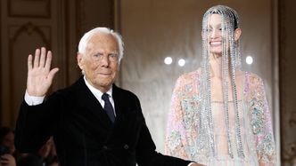 Tak Giorgio Armani wyglądał na swoim pokazie w styczniu. Kilka miesięcy później po raz pierwszy zrezygnował z wyjścia na wybieg