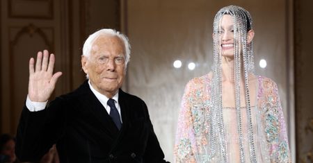 Tak Giorgio Armani wyglądał na swoim pokazie w styczniu. Kilka miesięcy później po raz pierwszy zrezygnował z wyjścia na wybieg