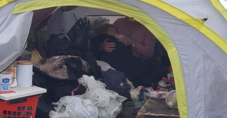 Mieszkała w namiocie z 2-letnią córką. Chore i wyziębione dziecko trafiło do szpitala