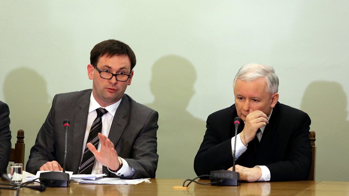 Daniel Obajtek i Jarosław Kaczyński podczas podczas posiedzenia Zespołu Parlamentarnego ds. Obrony Demokratycznego Państwa Prawa w Sejmie 08.05.2015