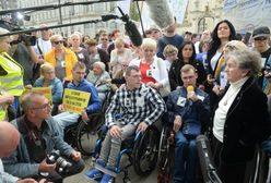 Protest niepełnosprawnych przed Pałacem Prezydenckim