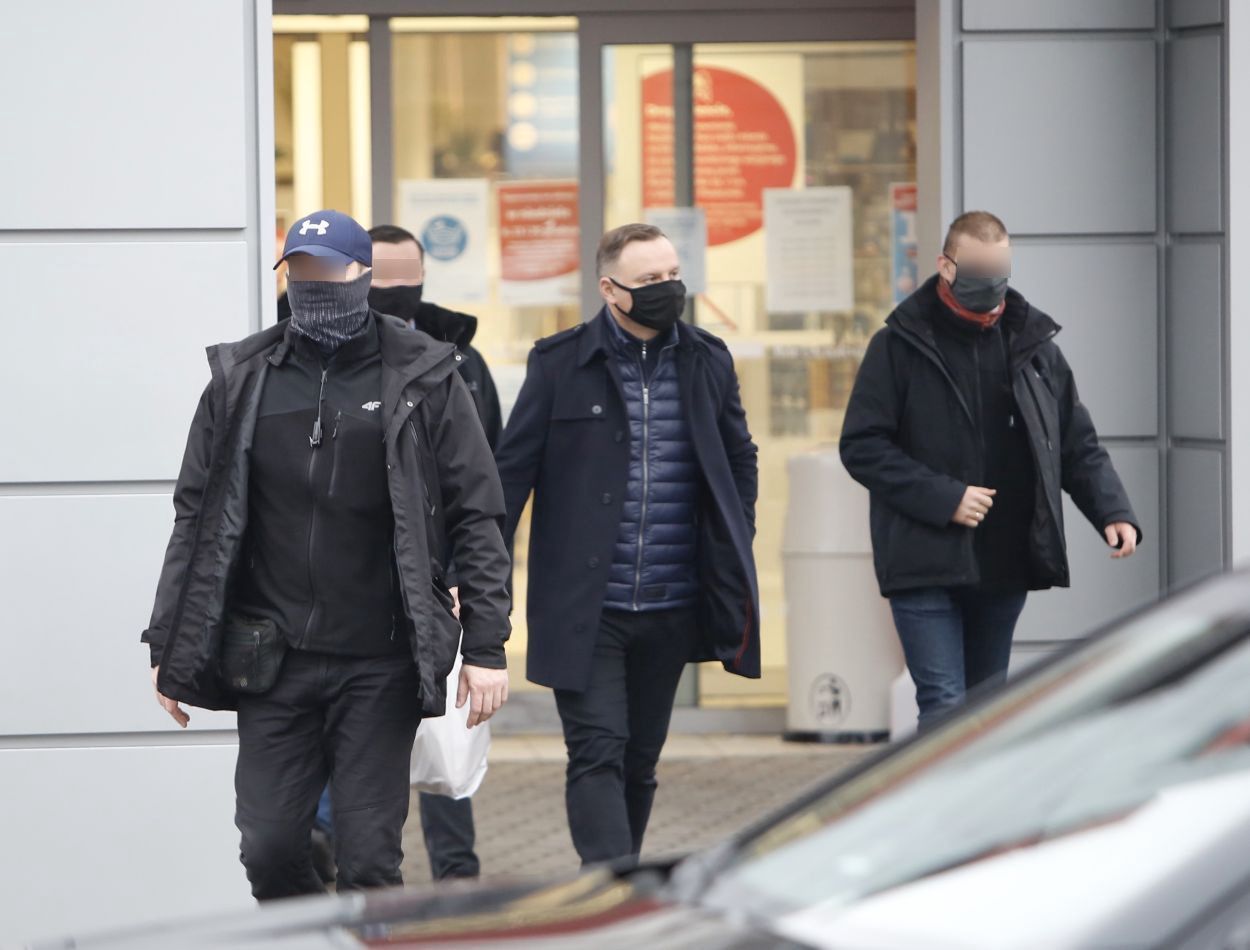 Andrzej Duda robi zakupy w asyście ochroniarzy