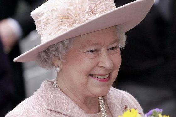 Królowa Elżbieta w stroju babuszki odwiedziła księcia Louisa. Wyglądała fenomenalnie