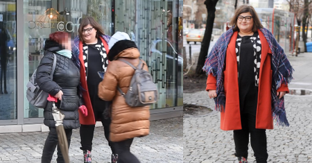 Dominika Gwit w czerwonym płaszczu i... kocu pozuje z fanami