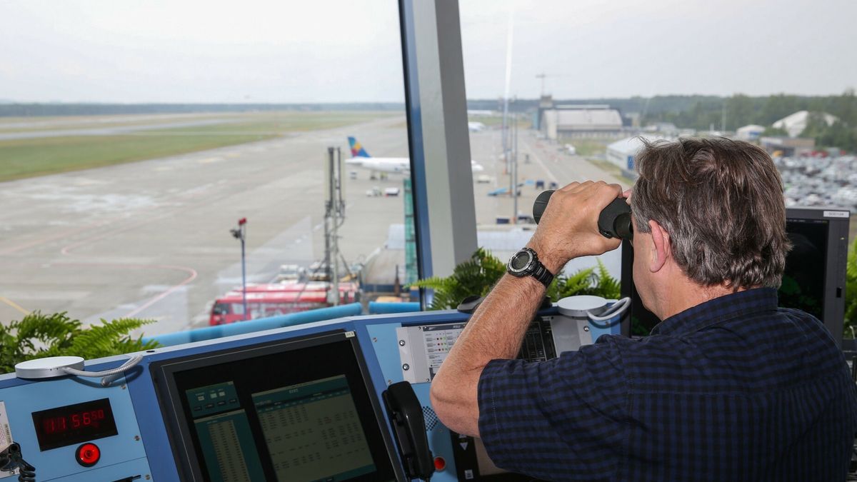 W całym kraju zatrudnionych jest ponad 600 kontrolerów ruchu lotniczego. Blisko 170 z nich gotowe jest odejść z pracy. (Zdj. ilustracyjne)