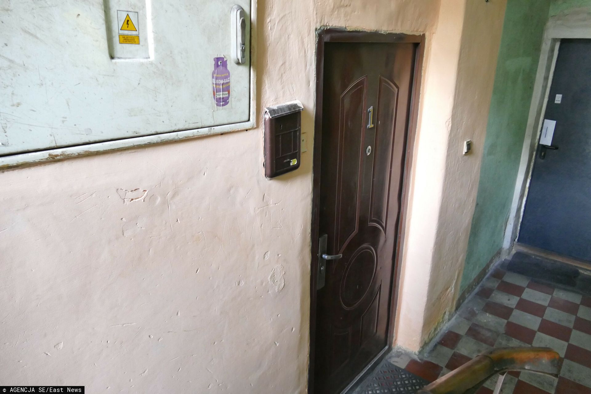 wiadomości,aktualności,WP Wiadomości Dramatyczna akcja policyjna. 35-latek zabarykadował się w mieszkaniu z kobietą