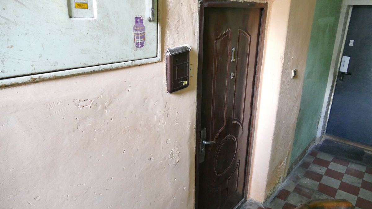 35-latek zabarykadował się w mieszkaniu z kobietą.