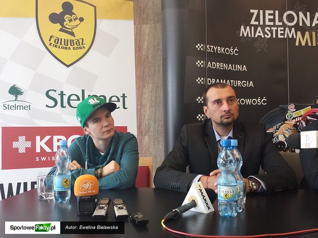 Aktualny Indywidualny Mistrz Świata Juniorów, Patryk Dudek oraz trener Stelmetu Falubazu Zielona Góra, Rafał Dobrucki podczas piątkowej konferencji prasowej