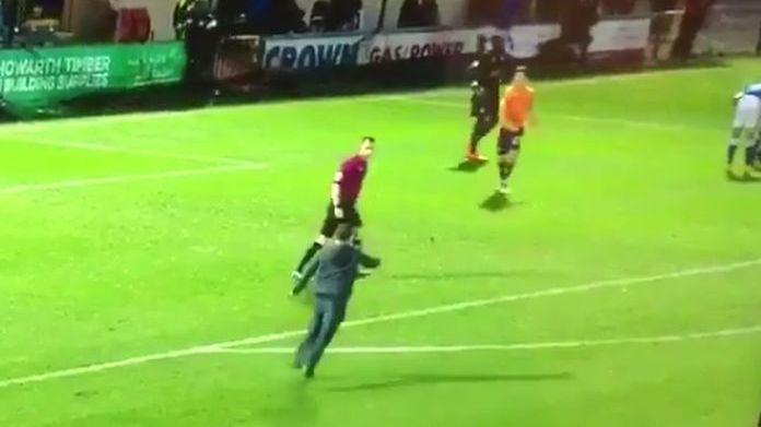 Materiały prasowe / Twitter / Na zdjęciu: kibic usiłujący zaatakować sędziego meczu Rochdale - Oldham