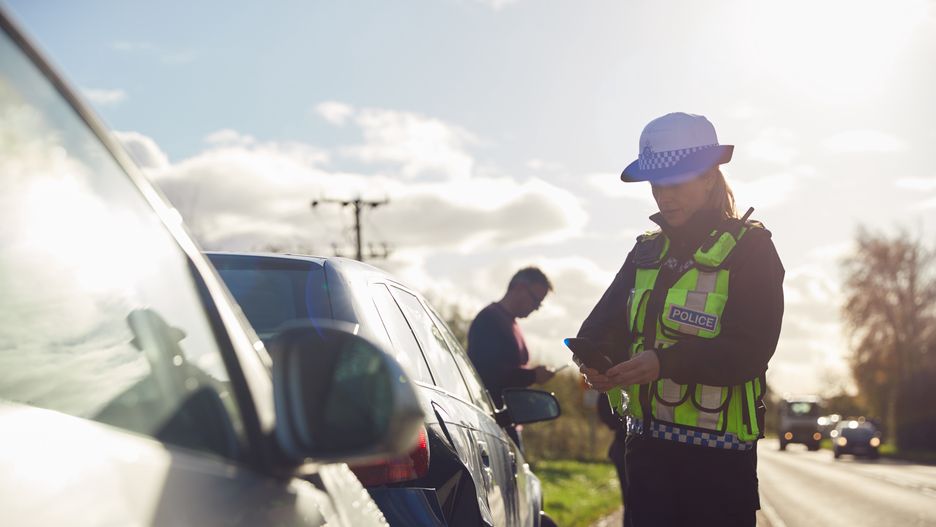 Angielska policjantka kontroluje samochód