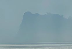 Kłęby dymu nad morzem. Rakieta trafiła w tankowiec