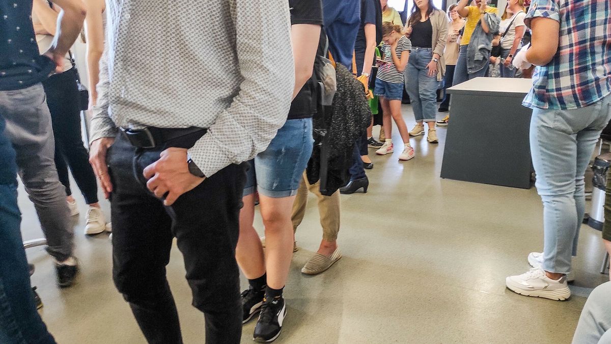 Reporter archiwum 2024 04
19.04.2024 Lodz. Biuro paszportowe. Jak wynika z danych udostepnionych przez Urzad Wojewodzki od 2022 roku do 27 marca tego roku ze strachu przed wojna wnioski o paszport zlozylo ponad 150 tys. mieszkancow lodzkiego. Fot. Piotr Kamionka/REPORTER
Piotr Kamionka/REPORTER