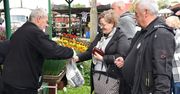 Piątkowe przedpołudnie na targowisku w Koszalinie. Duży wybór na stoiskach
