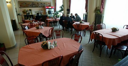 Ponad milion złotych na sejmowe posiłki. Łosoś, tortilla, żurek i hot dogi