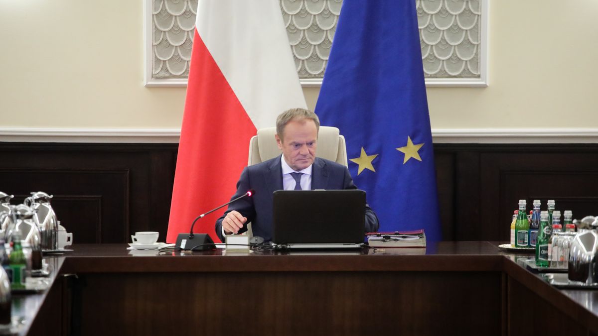 Warszawa, 28.02.2024. Premier Donald Tusk przed posiedzeniem rządu, 28 bm. w KPRM w Warszawie. Rząd na posiedzeniu zajmie się m.in. projektem ustawy zobowiązującym firmy do stosowania unijnych zasad dostępności w niektórych produktach i usługach, tak by mogły z nich korzystać osoby z niepełnosprawnościami. (mr) PAP/Albert Zawada
