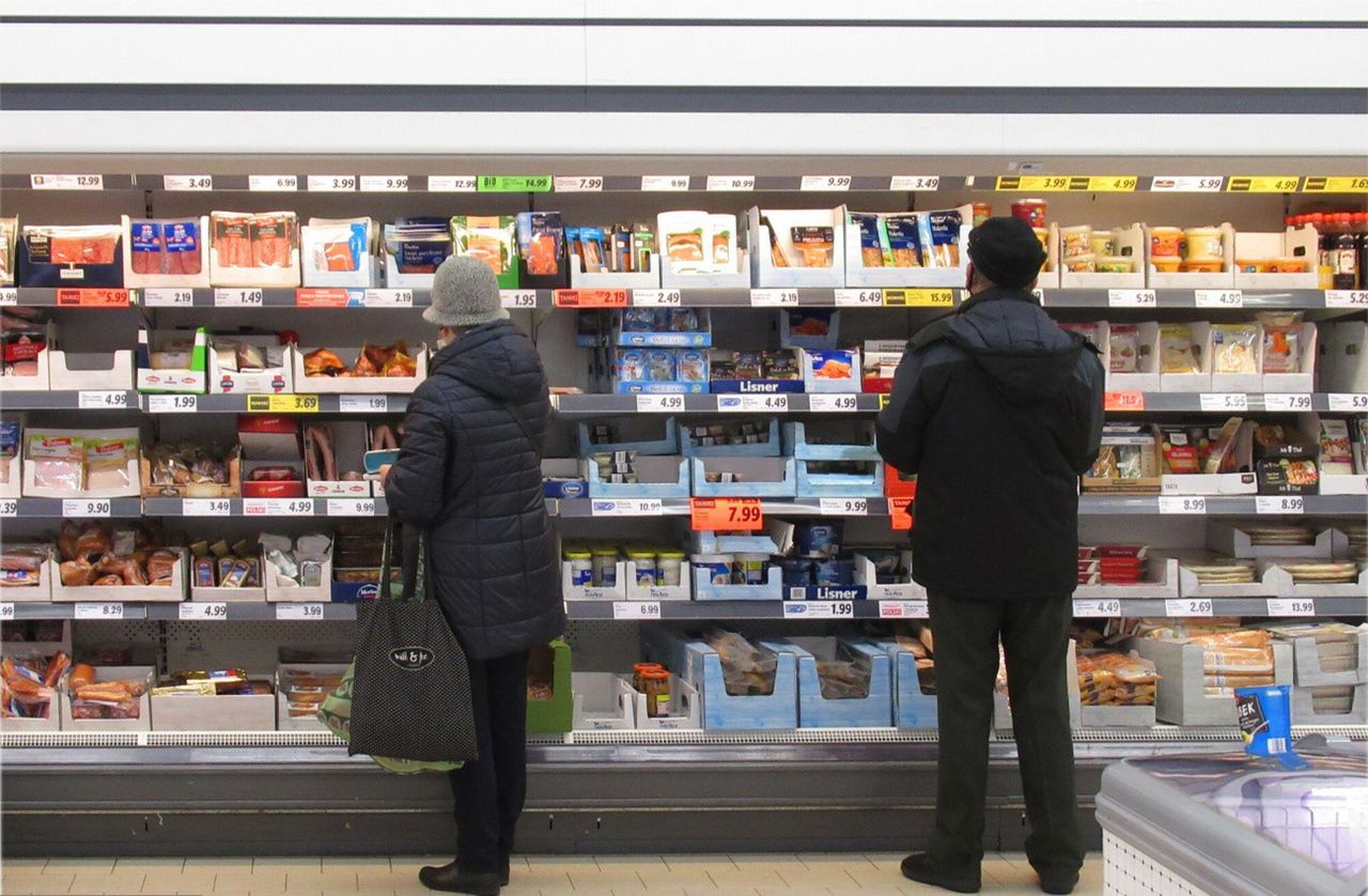 Emeryci oszczędzają na jedzeniu. Połowa rezygnuje z jednego produktu