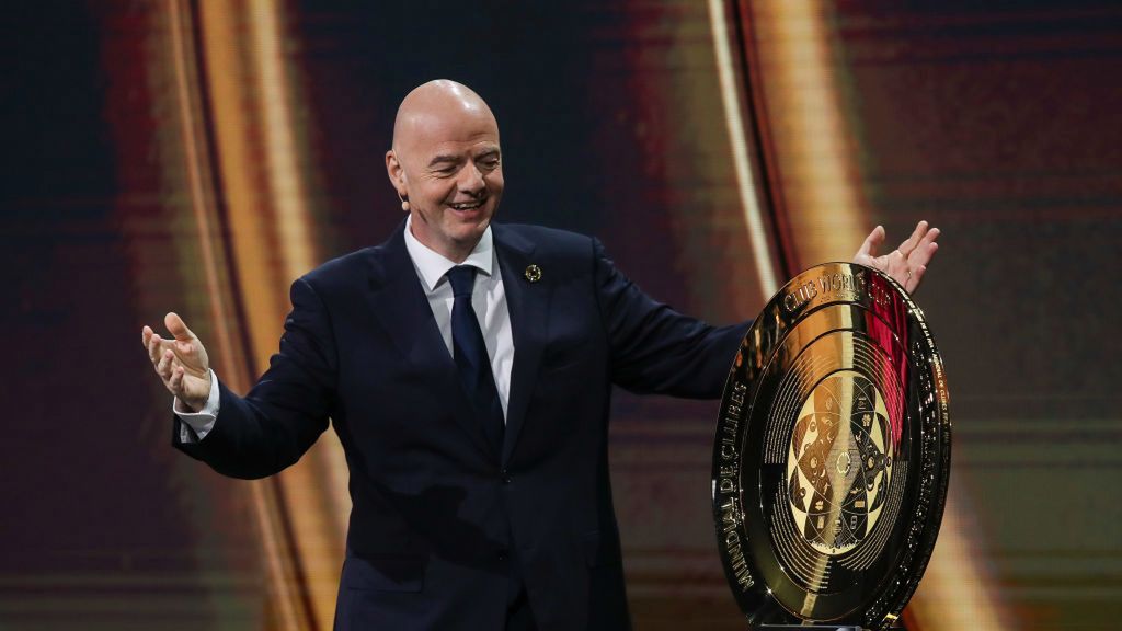 Getty Images / Leonardo Fernandez - FIFA / Na zdjęciu: Gianni Infantino i trofeum za Klubowe Mistrzostwa Świata