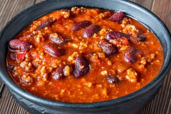 Podsmażam wszystko na patelni, dodaję pomidory i duszę. Po 15 minutach mam obiad na dwa dni