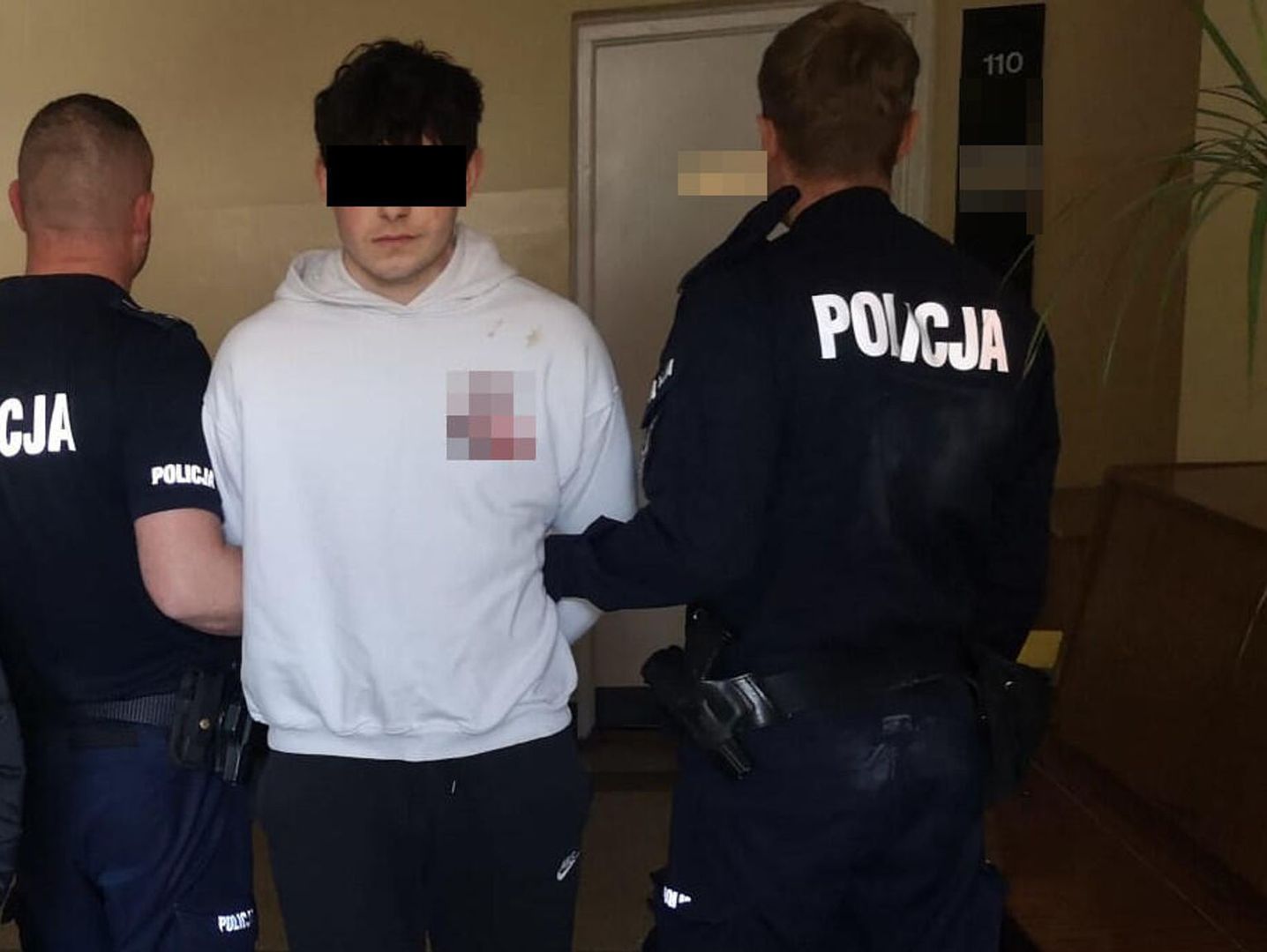 Bandycki atak przed sklepem. 22-latek odpowie za usiłowanie zabójstwa, 15-latka za współudział