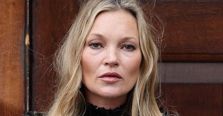 Kate Moss sięga pamięcią do traumatycznej sesji zdjęciowej: "Miałam 15 lat. Fotograf kazał mi ŚCIĄGNĄĆ STANIK"