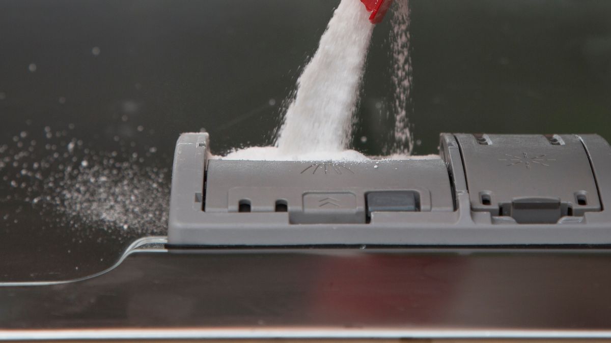 Jak wyczyścić zmywarkę domowym spoosbem?