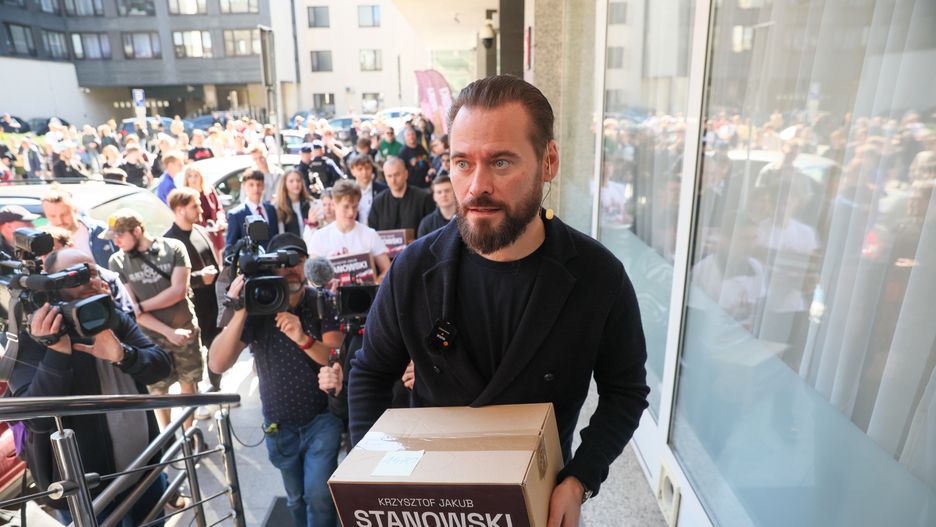 Krzysztof Stanowski
Warszawa, 04.04.2025. Wybory Prezydenta RP 2025 - kampania. Dziennikarz, kandydat w zbli�aj�cych si� wyborach na prezydenta RP Krzysztof Stanowski sk�ada zebrane pod swoj� kandydaur� podpisy w siedzibie Pa�stwowej Komisji Wyborczej w Warszawie, 4 bm. (jm) PAP/Leszek Szyma�ski
Leszek Szyma�ski
kampania, kandydat, podpisy, prezydencka, prezydenckie, wyborcza, wybory, zbi�rka podpis�w