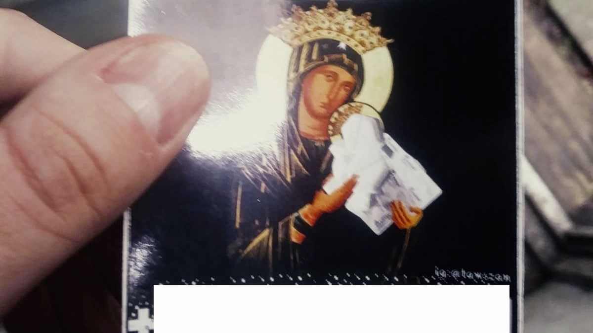 Pojawiły się naklejki z Matką Boską trzymającą pigułki poronne