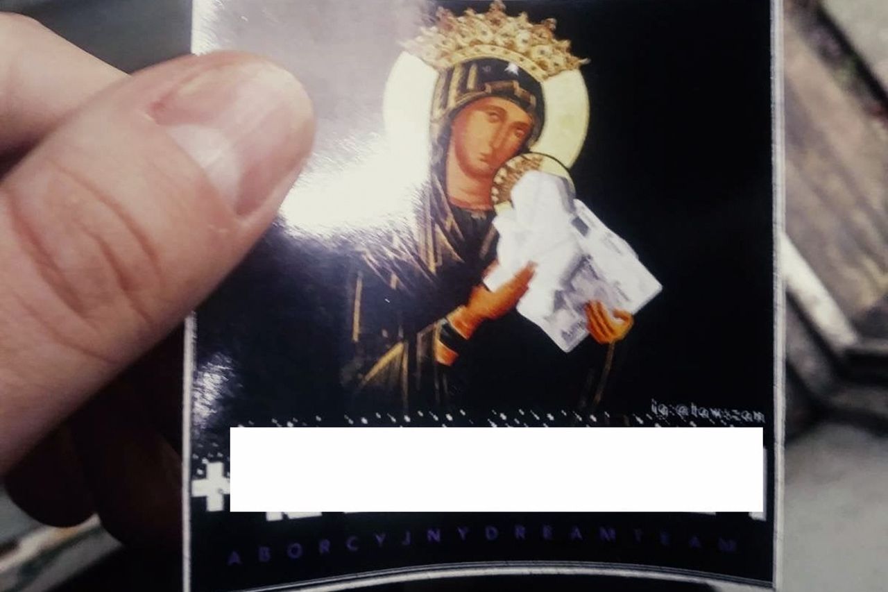 Kontrowersyjne wlepki z Maryją. Nie trzyma w ręku Jezusa. Oniemieli