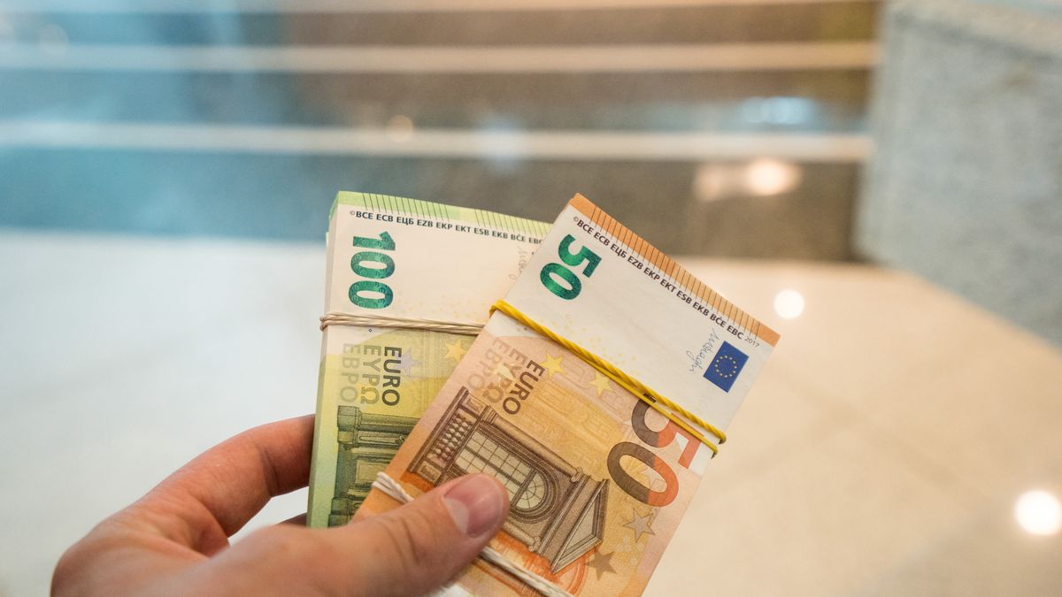Kursy walut NBP. Piątkowy kurs funta, euro, dolara i franka szwajcarskiego. Łagodna inflacja
