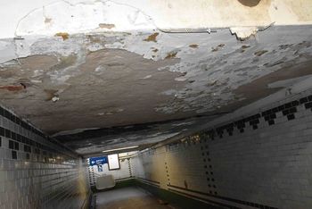 Inowrocław: Oderwał się fragment sufitu w przejściu podziemnym