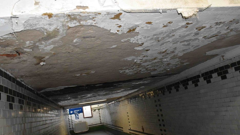 Groźna sytuacja na inowrocławskim dworcu. Z sufitu w przejściu podziemnych odpadł płat tynku