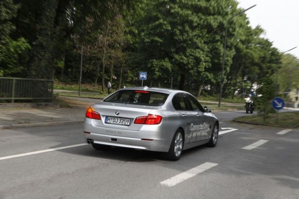 Asystent lewoskrętu - nowy system bezpieczeństwa BMW