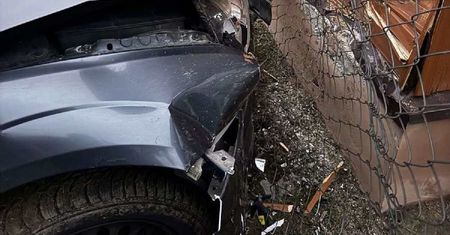Kierujący Fordem uderzył w dom. Najpierw przejechał przez pole, a potem zatrzymał się na ścianie budynku