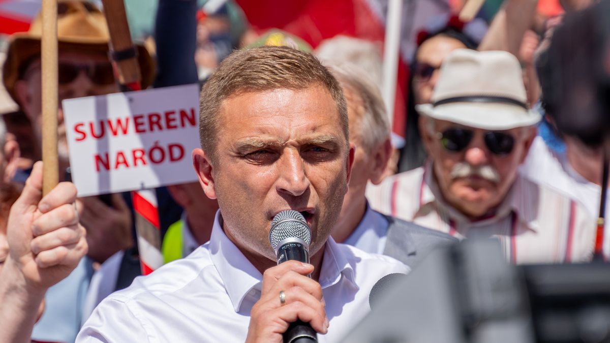 WARSAW, POLAND - 2025/07/01: Nationalist leader of the Border Defense Movement, Robert Bakiewicz, speaks during a demonstration outside the Supreme Court. Protesters gathered outside Poland's Supreme Court on the afternoon of July 1, as the court convened to rule on the validity of the May presidential election results. The election, won by nationalist opposition candidate Karol Nawrocki, has faced multiple appeals over alleged vote tampering. Two opposing demonstrations took place: one by Nawrocki's supporters calling for the court to confirm his victory, and another led by the Women's Strike movement demanding a nationwide recount amid allegations of falsified vote counts at several polling stations. (Photo by Marek Antoni Iwanczuk/SOPA Images/LightRocket via Getty Images)