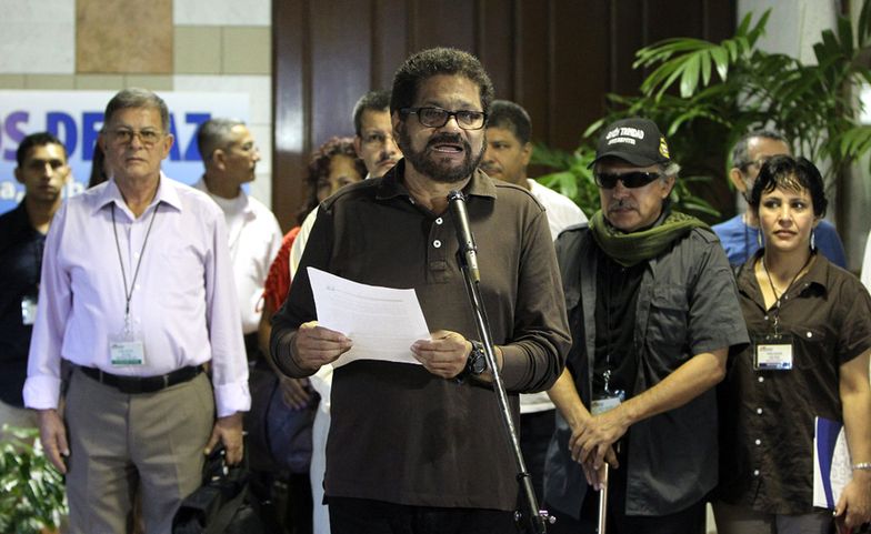 Członek FARC Luciano Marin<br /> Arango podczas negocjacji