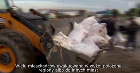 Powódź uderza w region ałtajski. Ratownicy układają worki z piaskiem