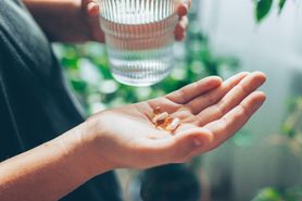 Wspierają odporność, mózg, serce. Które suplementy warto przyjmować?