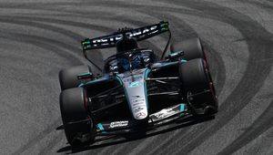 Hamilton postraszył Mercedesa w kwalifikacjach. Poważny wypadek kierowcy Ferrari