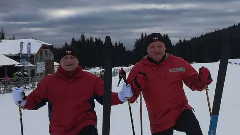 Marek Mróz i Piotr Żyto, trenerzy Kolejarza Opole, na narciarskiej trasie