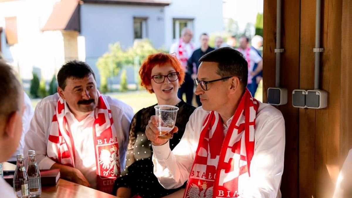 Zdjęcie okładkowe artykułu: Facebook / Premier Morawiecki podczas meczu Polaków (fot. Facebook)
