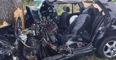 Tyle zostało z Volkswagena. Tragedia. Młody mężczyzna nie żyje