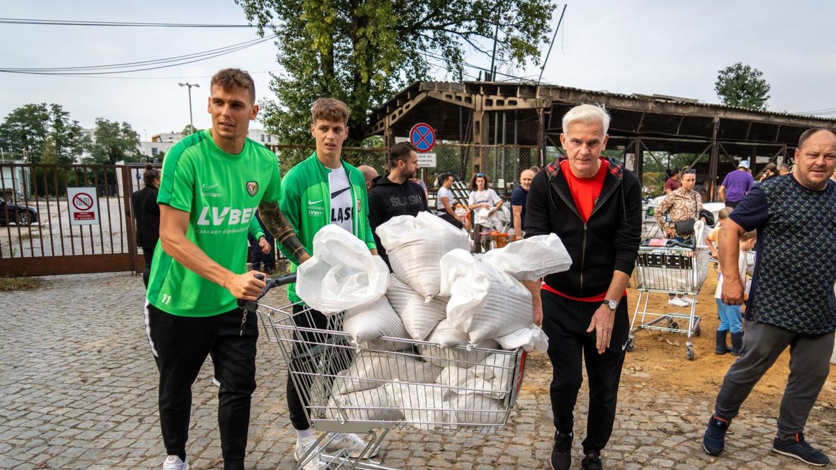 Facebook / Śląsk Wrocław / Na zdjęciu: Jacek Magiera (z prawej)