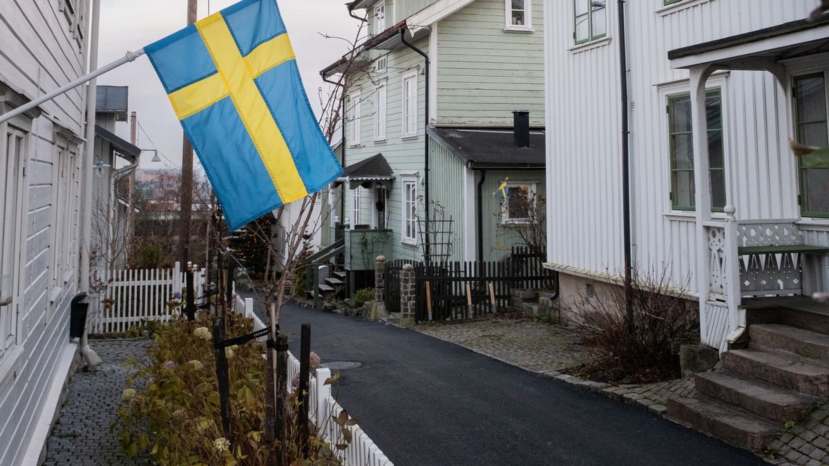 Sweden's Housing Market Rout Deepens in Warning for World
A Swedish national flag outside a detached house in the Slottsberget district of Gothenburg, Sweden, on Tuesday, Dec. 6, 2022. Home prices in Sweden, one of the countries hardest hit by the global housing slump, have dropped by nearly 15%, suggesting that estimates by most forecasters -- including the Riksbank and state-owned mortgage lender SBAB -- may be too conservative. Photographer: Nora Lorek/Bloomberg via Getty Images
Bloomberg
goteborg, swedish, european, emea, property, real estate, euro members, nordic, housing market, industries, e.u., eu, residential real estate, business news