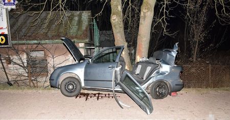 Pijany kierowca roztrzaskał auto na drzewie
