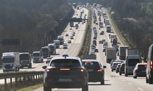 Zakaz notorycznie łamany. Policja potwierdza: jest problem z ciężarówkami