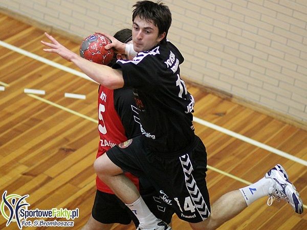 W meczu z SPR-em Tarnów Maciej Jeżyna zdobył 13 bramek